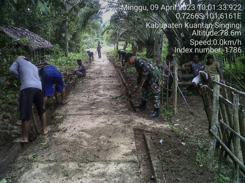 Di Desa Pulau Sipan Babinsa Koramil 06/Cerenti Kodim/0302 Inhu Gotong Royong Dengan Warga Desa