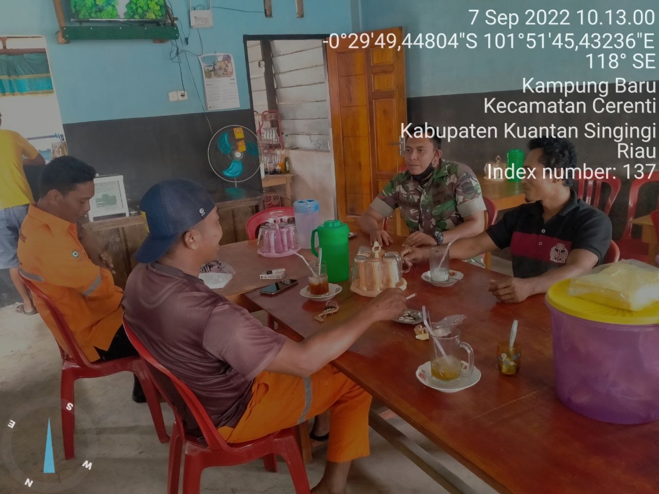 Kopda Mohamad Soleh Babinsa Koramil 06/Cerenti Kodim 0302/Inhu, Komsos Dengan Warga Binaan Memberikan Pengertian Tentang Pentingnya Menjaga Protokol Kesehatan