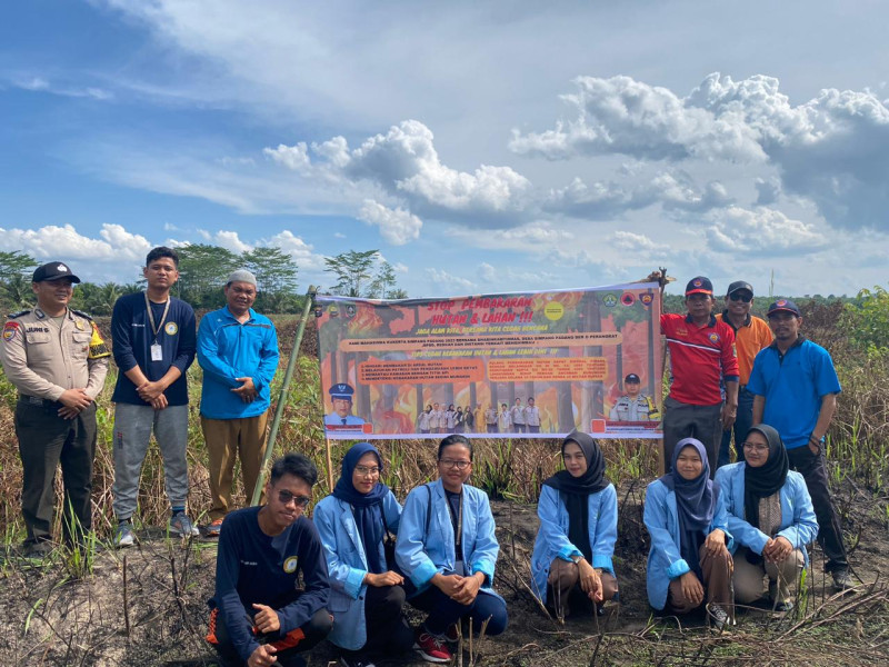 Mahasiswa KUKERTA Desa Simpang Padang Melakukan Sosialisasi Stop Pembakaran Hutan dan Lahan Bersama BHABINKAMTIBMAS