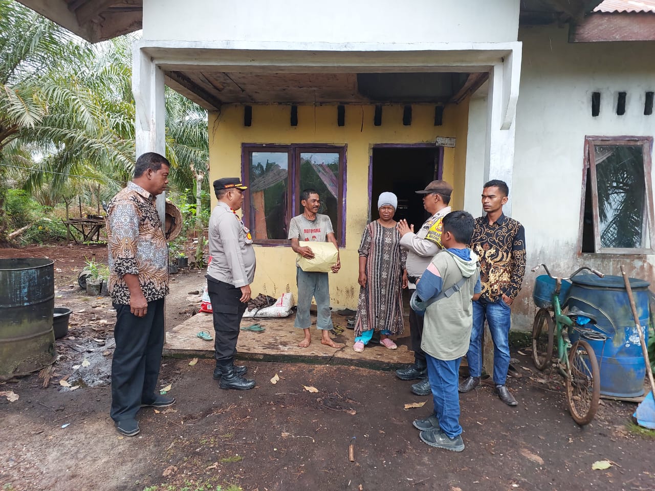 Polsek Bukit Batu Bantu Warga di Kecamatan Bandar Laksamana