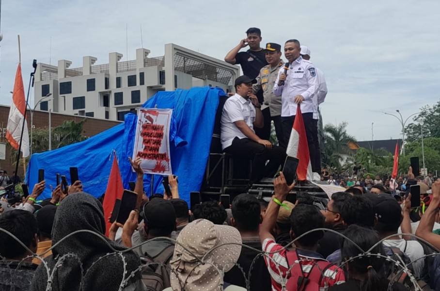 Gubernur Riau Temui Massa Aksi Tolak Relokasi TNTN, Janji Fasilitasi Dialog ke Pusat