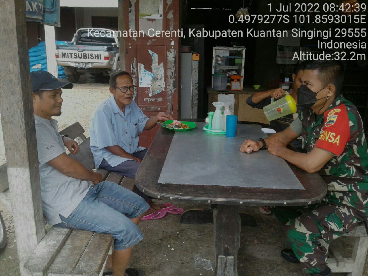 Di Desa Kampung Baru, Babinsa Koramil 06/Cerenti Kodim 0302/Inhu Wujud Kebersamaan Babinsa Dengan Masyarakat Dalam Komunikasi Sosial