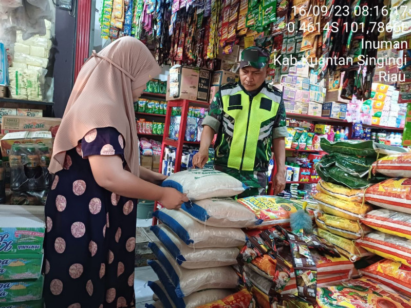 Babinsa Koramil 06/Cerenti Kodim 0302/Inhu Pantau Perkembangan Harga Kebutuhan Pokok Di Wilayah Desa Kampung Baru Koto Kecamatan Inuman