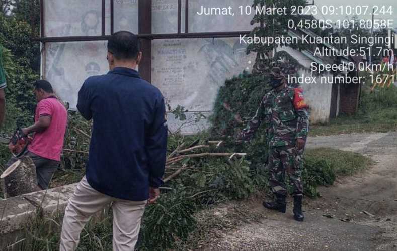 Babinsa Koramil 06/Cerenti Kodim 0302/ Inhu Gotong Royong Dengan Masyarakat di Desa Lebuh Lurus Kecamatan Inuman Kabupaten Kuansing 