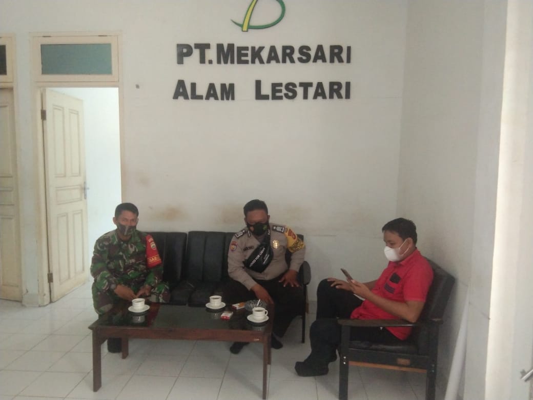 Bhabinkamtibmas Desa Lipai Bulan Sosialisasikan Vaksinasi Covid-19 Bagi Lansia