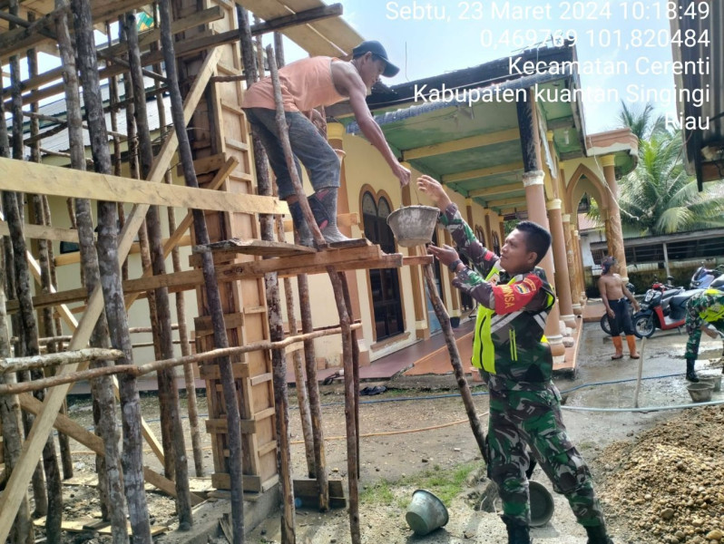 Babinsa Koramil 06/Cerenti Kodim 0302/Inhu Dan Warga Gotong Royong Di Desa Lebuh Lurus Kecamatan Inuman 