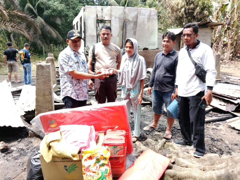 Peduli Korban Kebakaran;  Camat Sentajo Raya Salurkan Donasi Dari Warga