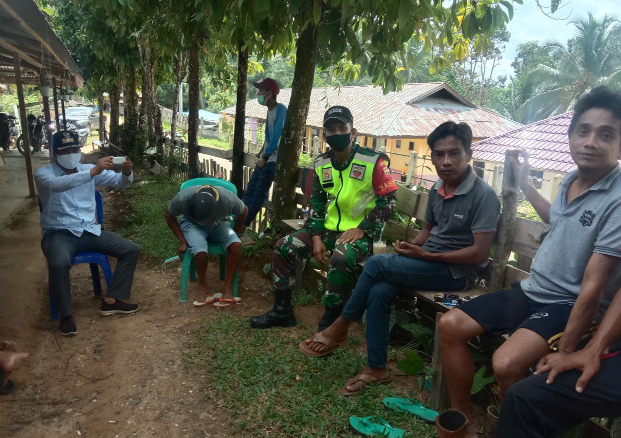 Serda Mahoni anggota Koramil 07/Kuantan Hilir Dim 0302/Inhu,Komsos Dengan Kades Dan Perangkat Desa Giri Sako