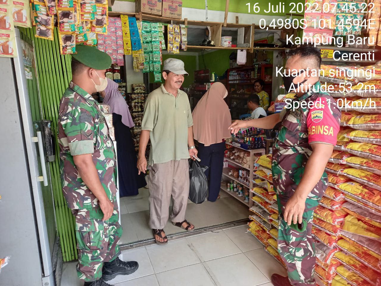 Babinsa Koramil 06/Cerenti Kodim 0302/Inhu Dengan Pendekatan Yang Humanis Babinsa Edukasi Warga Tentang Disiplin Prokes di Desa Kampung Baru Timur