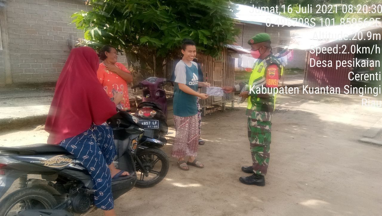 Babinsa Koramil 06/ Cerenti Dim 0302/Inhu Bagikan Masker Upaya Memutus Penularan Covid-19