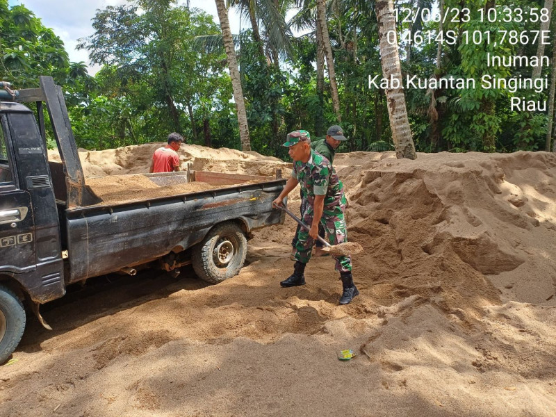 Dekat Dengan Rakyat, Babinsa Koramil 06/Cerenti Kodim 0302/Inhu Bantu Masyarakat Muat Pasir