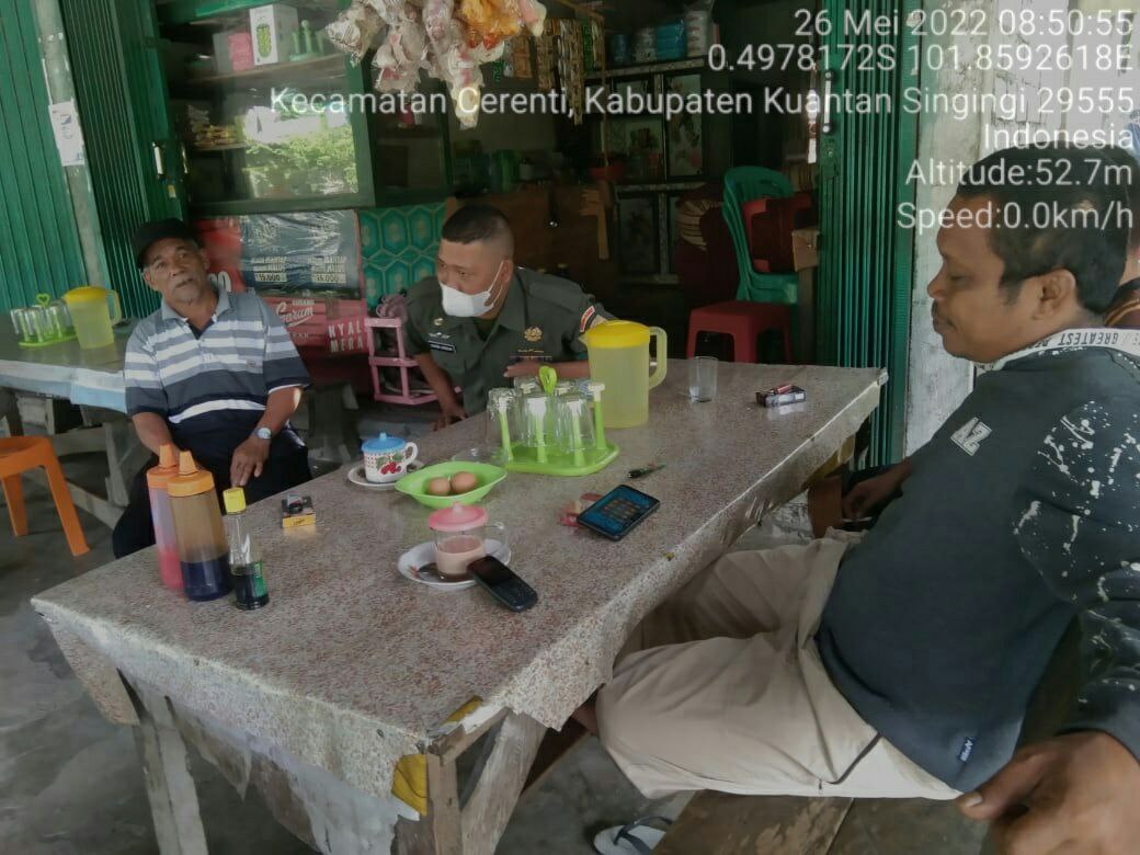 Pererat Silaturahmi Babinsa Koramil 06/Cerenti Kodim 0302/Inhu Komsos Bersama Warga Desa Ketaping Jaya Kecamatan Inuman