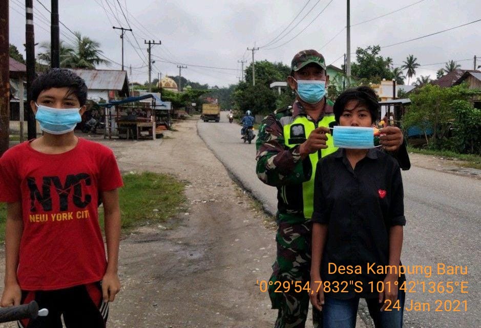 Babinsa Koramil 06/Cerenti Dim 0302/Inhu Bagikan Masker Untuk Masyarakat Di Desa Kampung Baru Kecamatan Cerenti