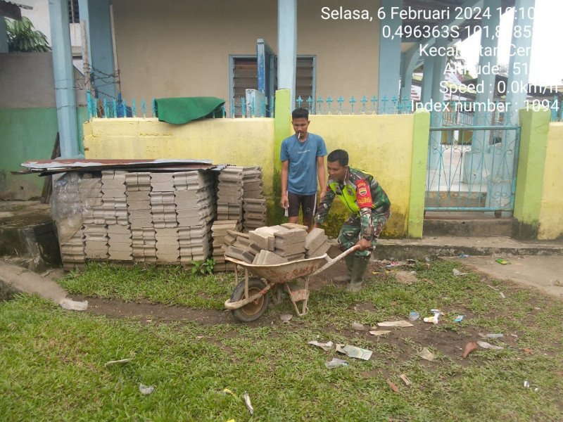 Di Desa Tanjung Medan Kecamatan Cerenti Kabupaten Kuansing, Babinsa Koramil 06/ Cerenti Kodim 0302/Inhu Bantu Angkat Batu Batako Buat Rumah Warga