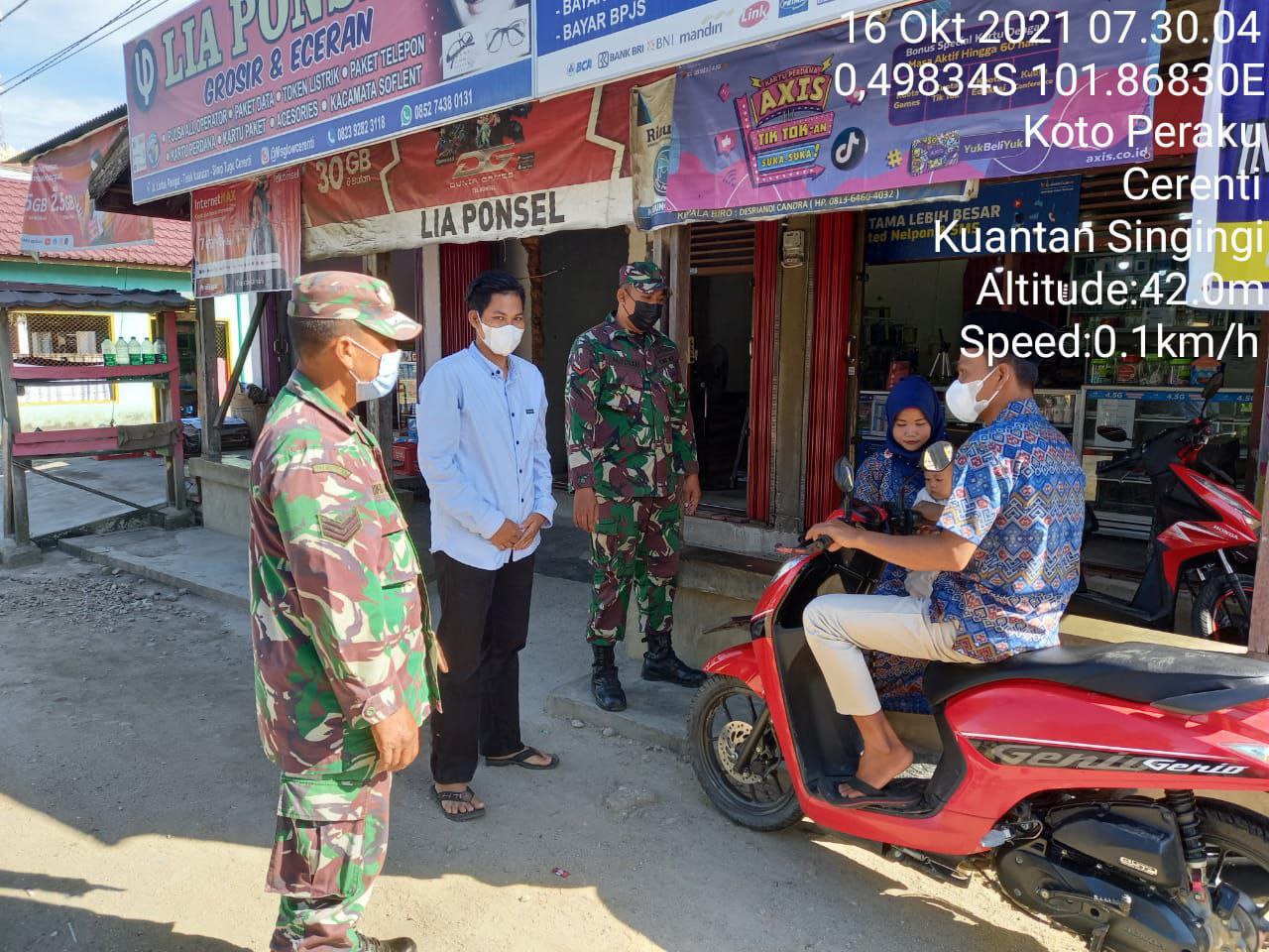 Babinsa Koramil 06/Cerenti Kodim 0302 Inhu Himbau Masyarakat Patuhi Prokes Di Tempat Umum Kelurahan Koto Peraku