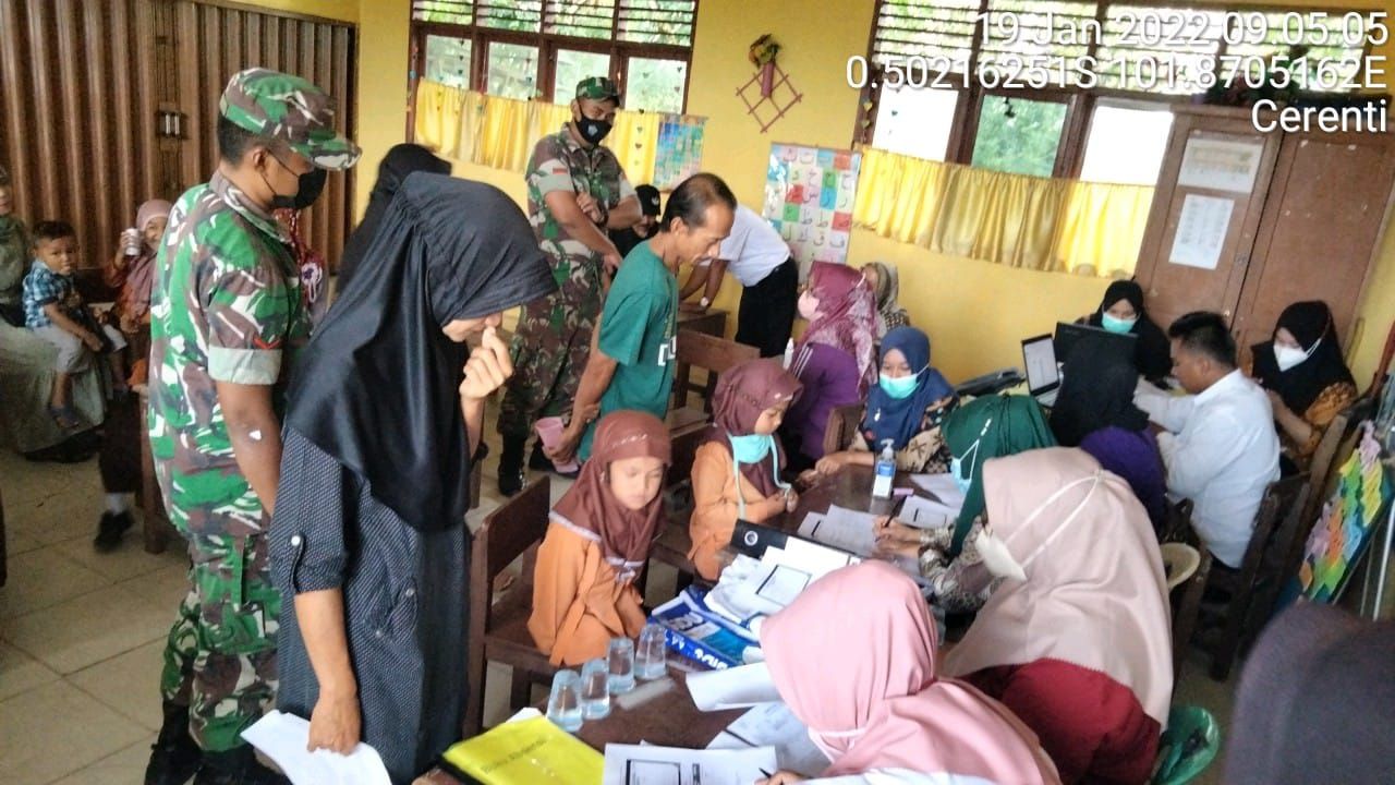 Babinsa Koramil 06/Cerenti Kodim 0302/Inhu Pantau Dan Dampingi Pelaksanaan Vaksin Covid-19 di SD Negeri 002 Kelurahan Koto Peraku
