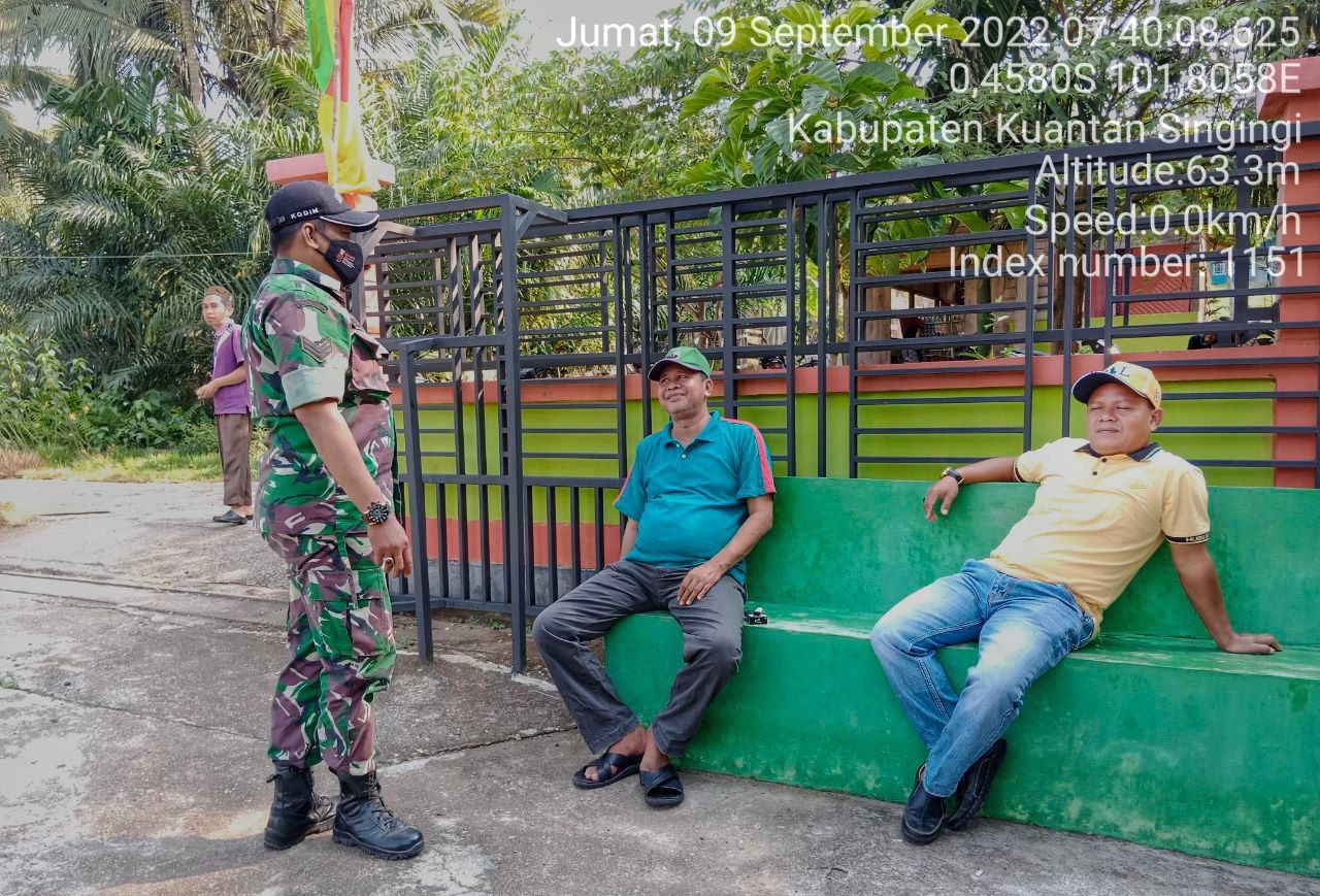 Babinsa Koramil 06/Cerenti Kodim 0302/Inhu Melaksanakan Komsos Dengan Masyarakat Desa Kampung Baru Koto Kecamatan Inuman