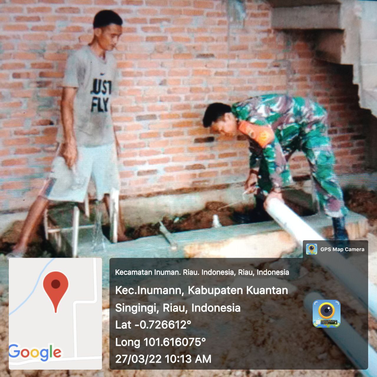 Sertu Heriyus Saputera Babinsa Koramil 06/Cerenti Kodim 0302/Inhu Gotong Royong Membuatan Saluran Air Warga di Desa Pasar Inuman