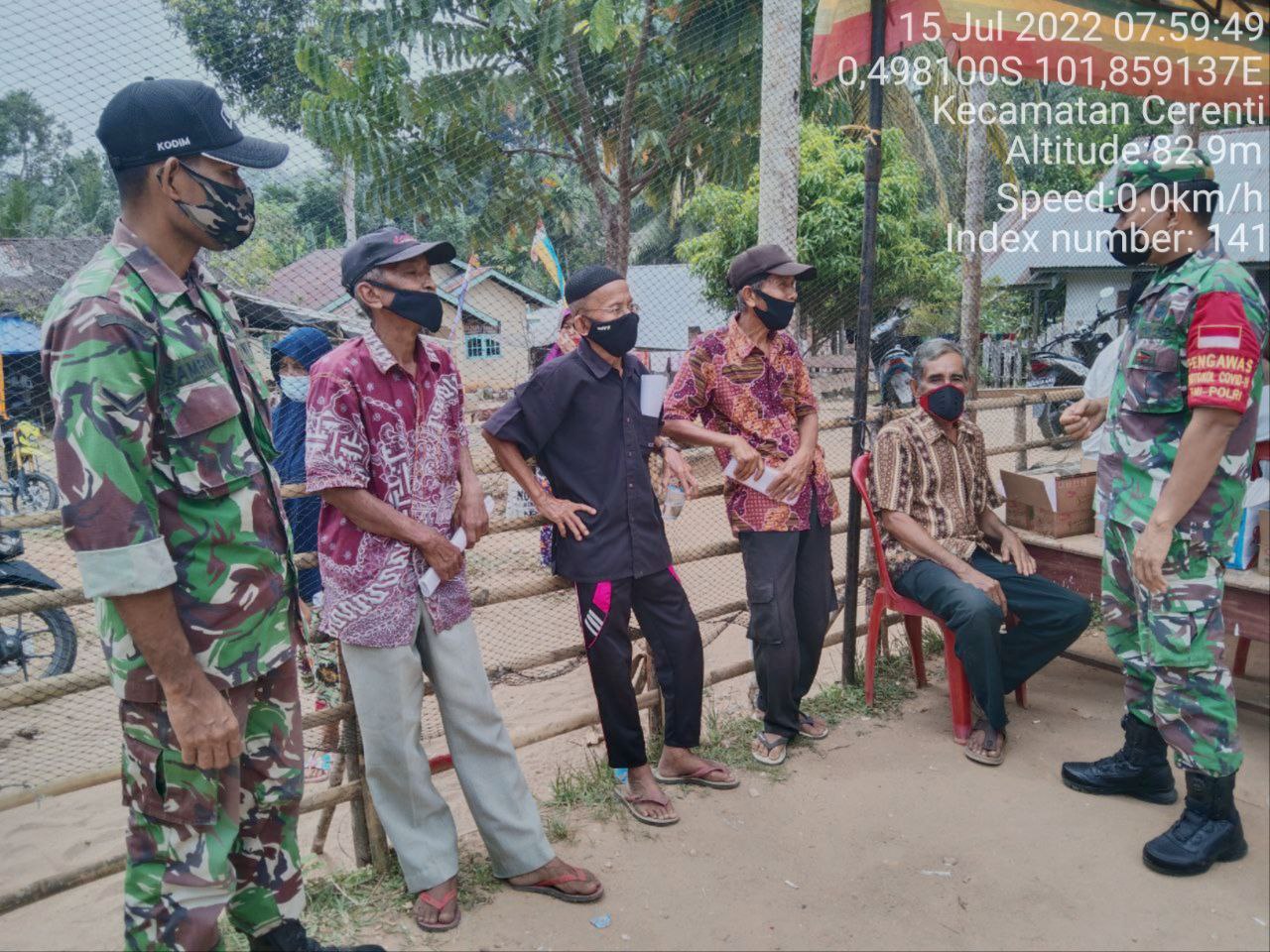 Babinsa Koramil 06/Cerenti Kodim 0302/Inhu, Beri Himbauan dan Sosialisasi Kepada Warga Agar Patuhi Prokes Covid-19 di Desa Binaan