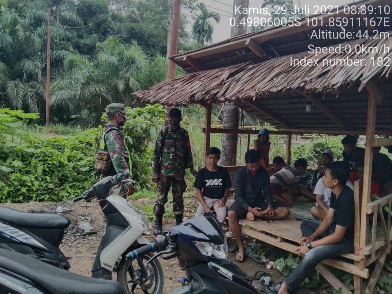 Babinsa Koramil 06/ Cerenti Kodim 0302/ Inhu Himbau Warga Masyarakat Penegakkan Protokol Kesehatan di Kelurahan Pasar Cerenti