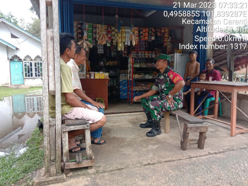 Babinsa Koramil 06/Cerenti Kodim 0302/Inhu Kopda Junedi Lakukan Komsos Di Kampung Pancasila Tanjung Medan