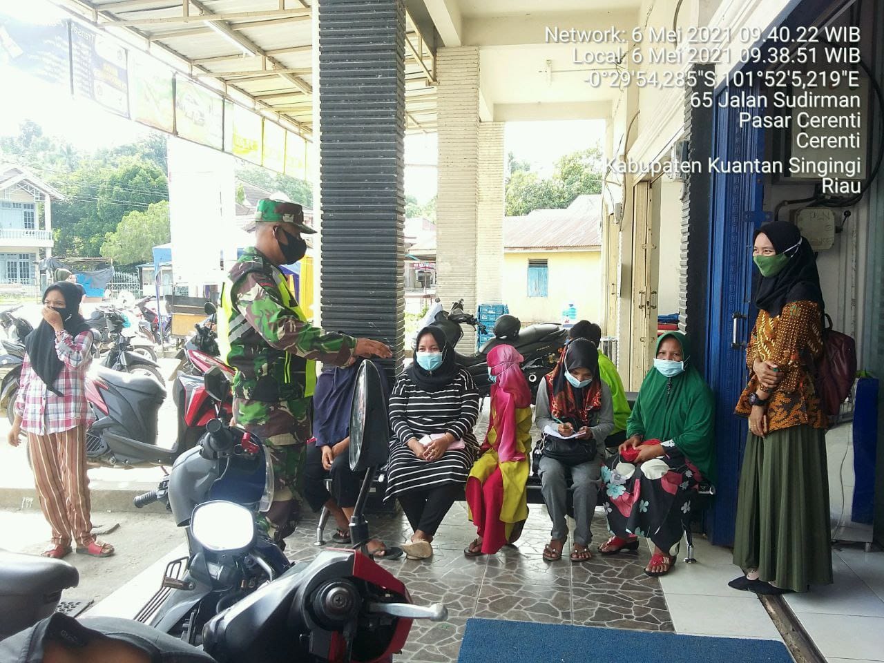 Babinsa Koramil 06/Cerenti Kodim 0302/Inhu Melaksanakan Komsos Bersama Masyarakat Desa Binaan di Kelurahan Pasar Cerenti