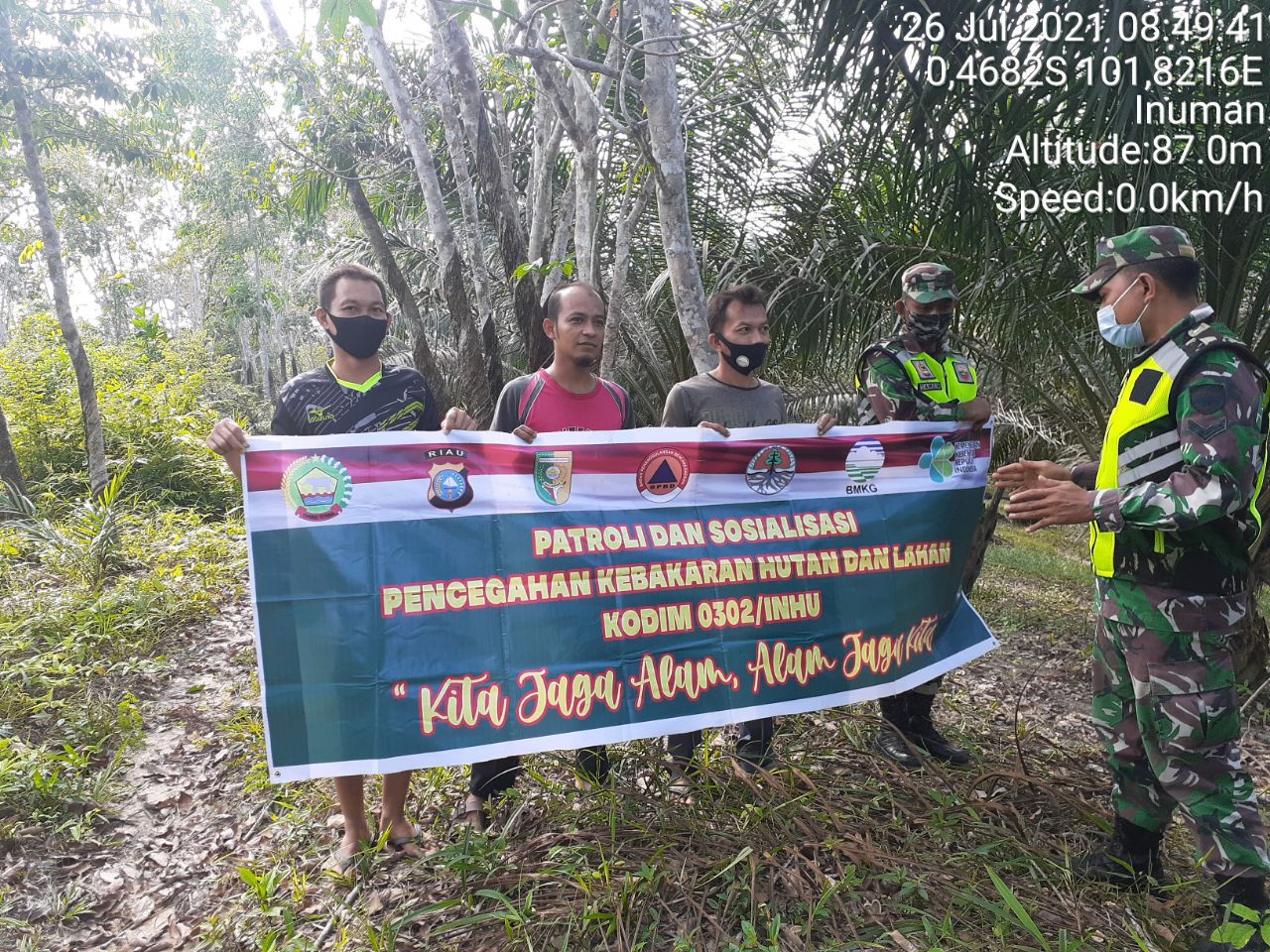 Anggota Koramil 06/Cerenti Terus  Sosialisasikan Dan Patroli Tentang Bahaya Karhutla Di Wilayah Binaannya Desa Bedeng Sikuran