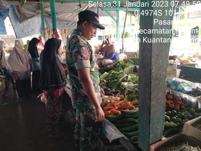 Kopda Muhammad Soleh Babinsa Koramil 06/Cerenti Kodim 0302/Inhu Pantau Perkembangan Harga Kebutuhan Pokok Di Wilayah Kecamatan Cerenti Kabupaten Kuansing