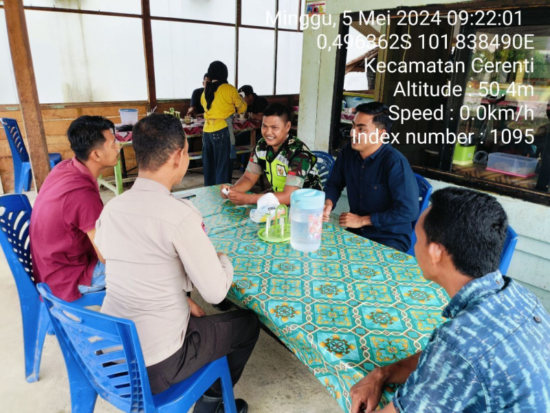 Pratu Chumaidi Babinsa Koramil 06/ Cerenti Kodim 0302/Inhu Bersama  Bhabinkamtibmas Polsek Cerenti Komsos Dengan Warga Di Kampung Pancasila