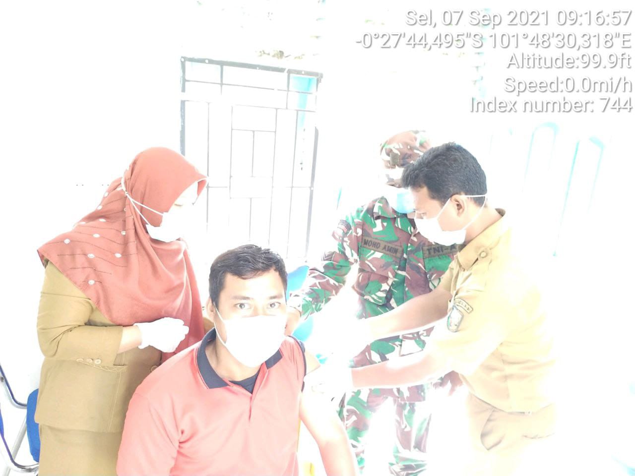 Sertu Heriyus Saputera Babinsa 06/Cerenti Dim 0302/Inhu Dan Mendampingi Tim Kesehatan Suntik Vaksinpak Yang Kedua