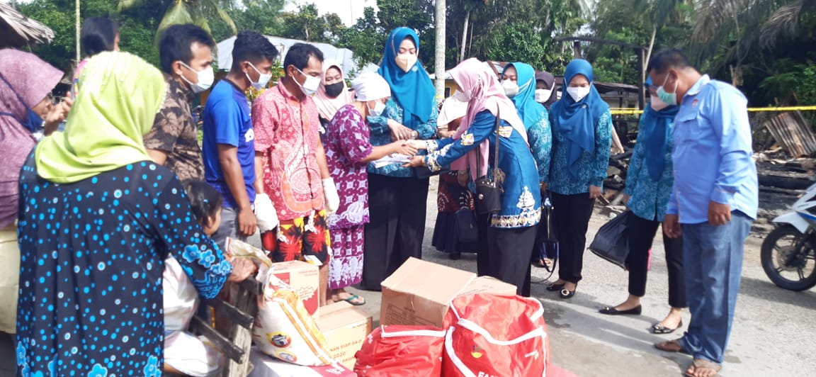 Pasca Kebakaran Di Siberakun  Istri Bupati  Dan Dinas Sosial Kuansing Salurkan Bantuan 