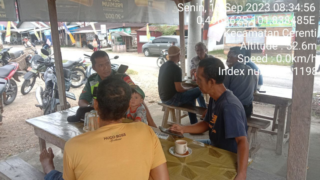 Di Kampung Pancasila, Anggota Babinsa Koramil 06/Cerenti Kodim 0302/Inhu Lakukan Komsos Di Kampung Pancasila Desa Tanjung Medan