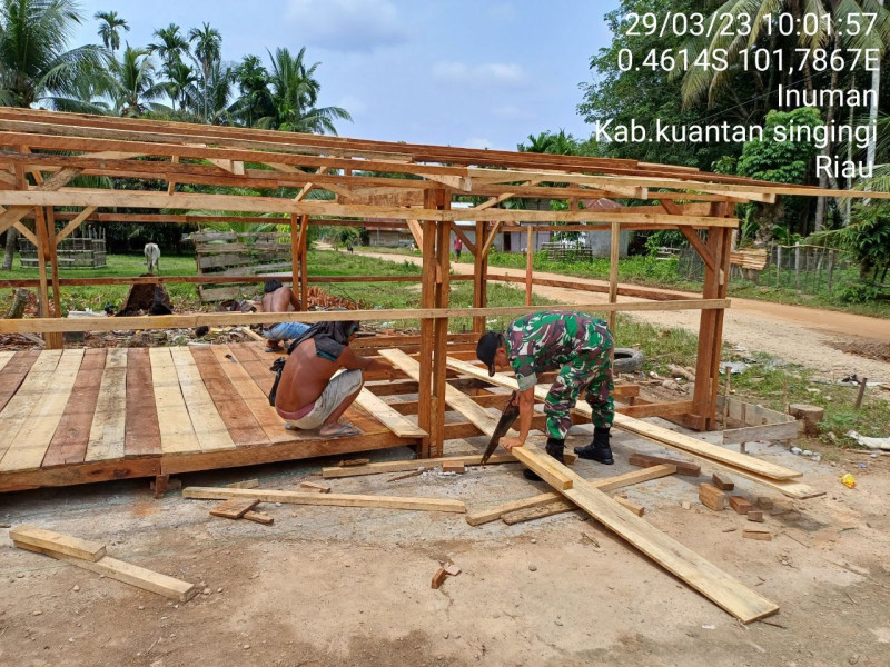 Babinsa Koramil 06/Cerenti Kodim 0302/Inhu Bantu Warga Binaan Melanjutkan Pembuatan Warung di Desa Bedeng Sikuran Kecamatan Inuman