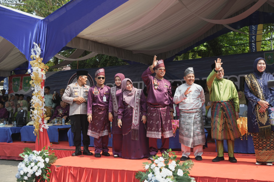 Ikuti Pawai Taaruf MTQ Provinsi Riau,  Bupati Suhardiman Optimistis Kafilah Kuansing Torehkan Prestasi Gemilang