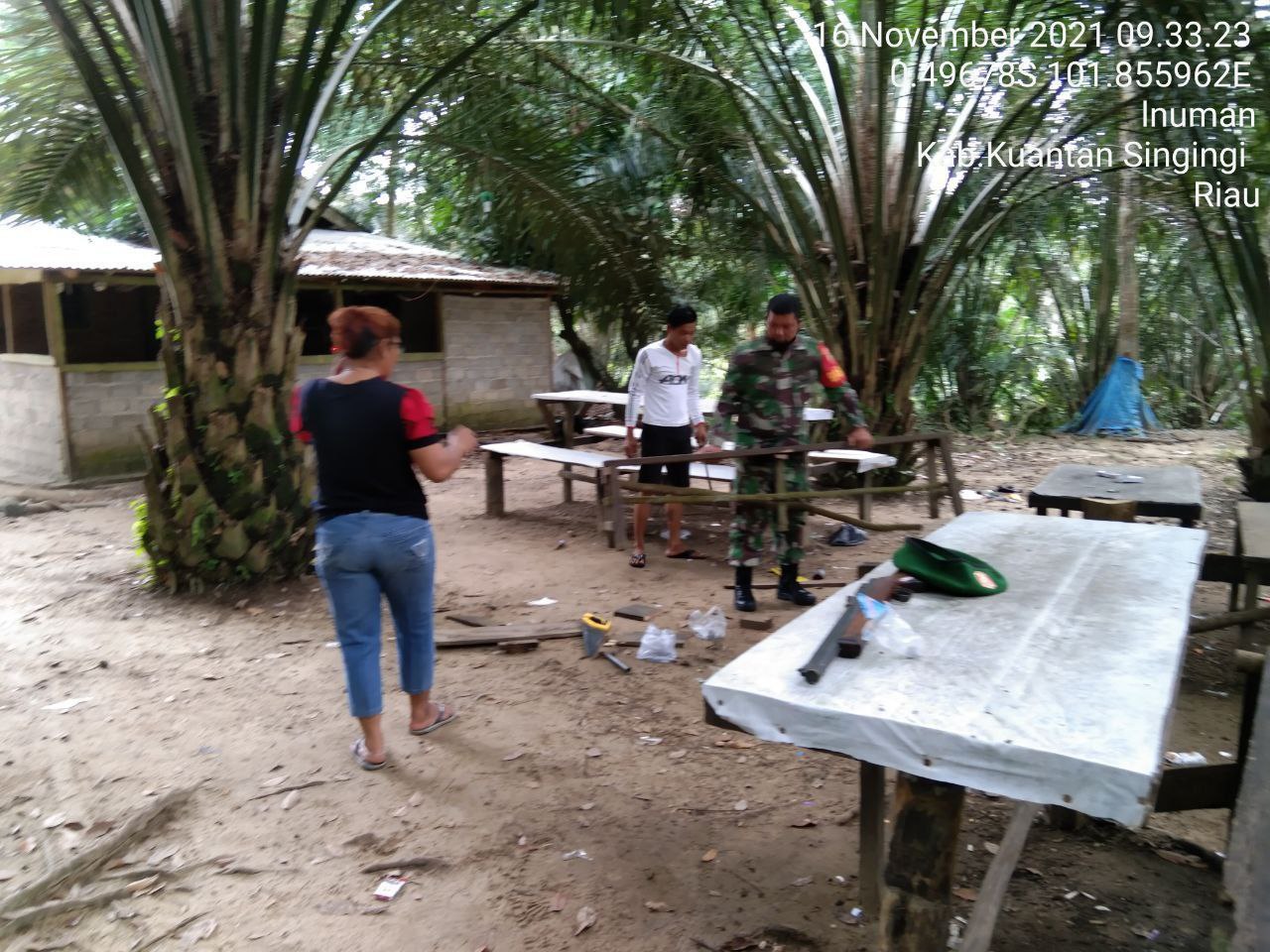 Babinsa 06/Cerenti Dim 0302 Inhu Membantu Masyarakat Desa Binaan Membangun Warung Milik Warga  Desa Bedeng Sikuran Kecamatan Inuman