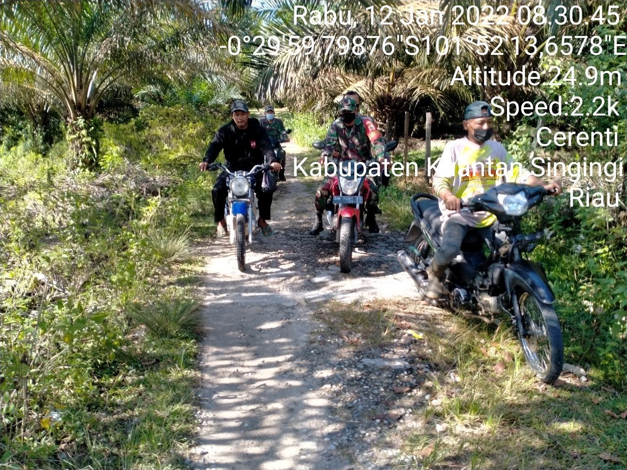 Tingkatkan Pengawasan Karlahut, Babinsa Koramil 06/ Cerenti Dim 0302/ Inhu Laksanakan Patroli dan Sosialisasi Kepada Masyarakat Desa Tanjung Medan