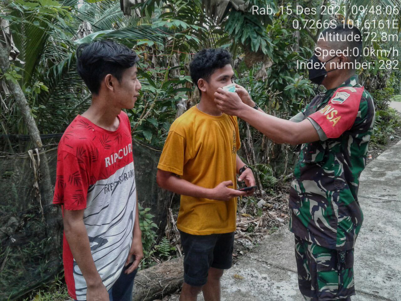 Babinsa Koramil 06/Cerenti Kodim 0302/Inhu Membagikan Masker Untuk Masyarakat di Banjar Nantigo Kecamatan Inuman
