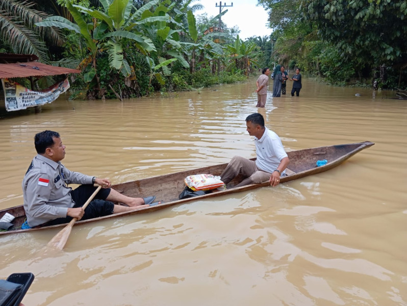 Tinjau dan Bantu Warga Korban Banjir Di Sikakak Cerenti;  Bupati Dayung Perahu Kecil Seorang Diri