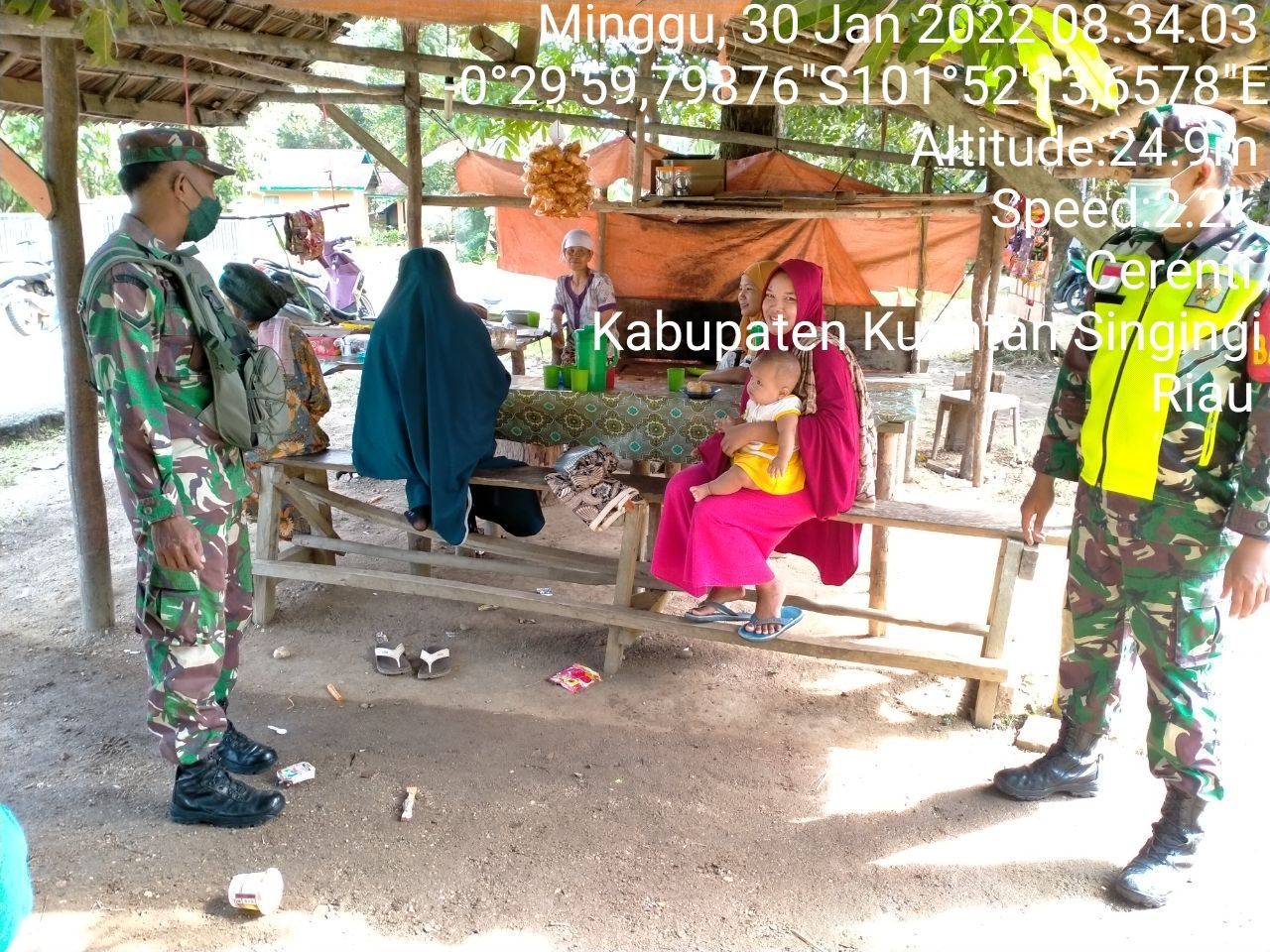 Kopda Mohammad Soleh Babinsa Koramil 06/Cerenti Dim 0302/Inhu  Berikan Sosialisasi Serta Himbauan Kepada Warga Agar Patuhi Prokes Covid-19 di Wilayah Teritorialnya