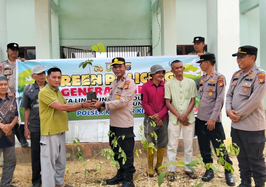 Polsek Kampar Kiri Bersama Ninik Mamak Wujudkan Green Policing Lewat Penanaman Pohon