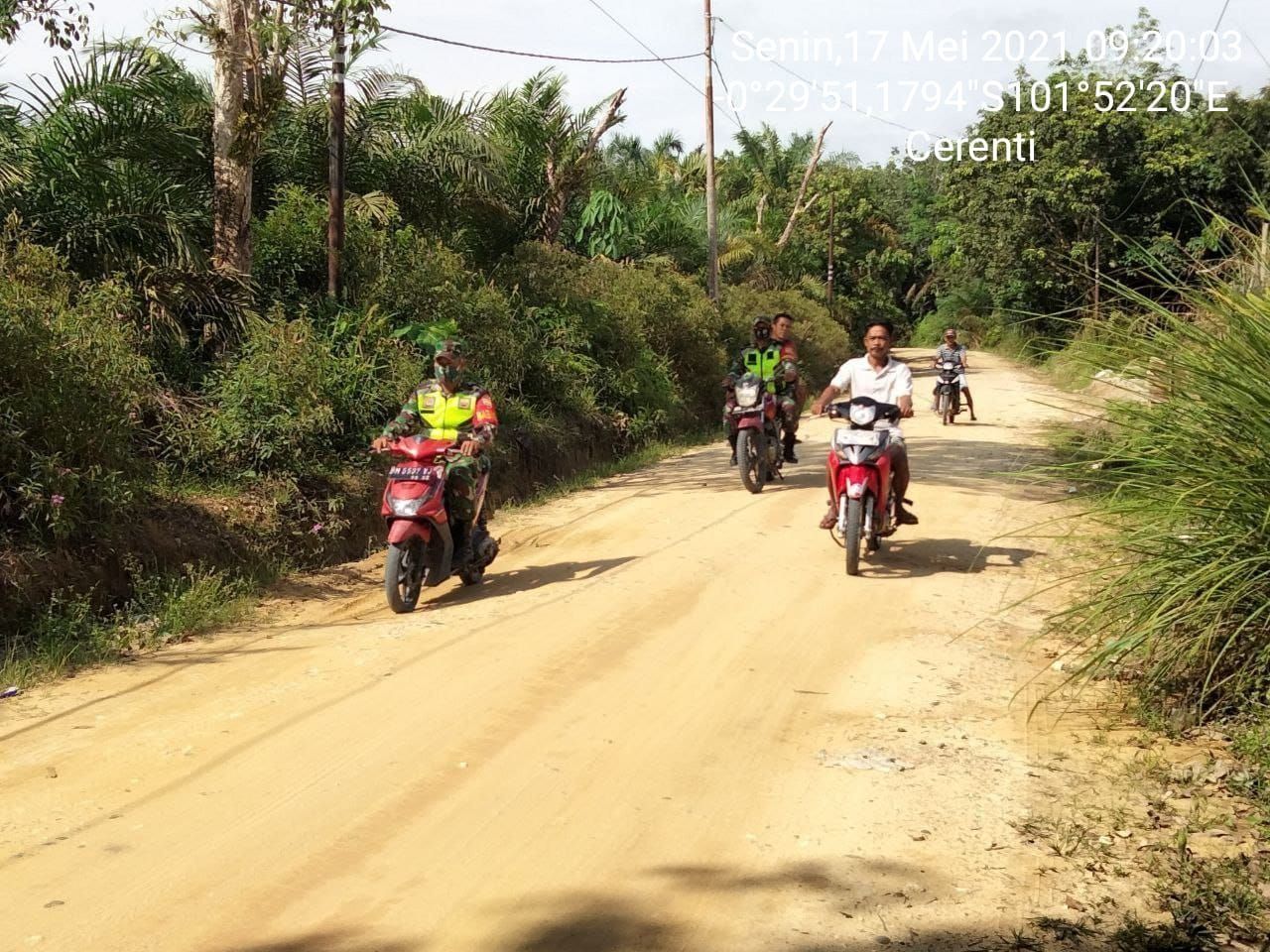 Serda Juanda Babinsa Koramil 06/Cerenti Kodim 0302/Inhu Dan Masyarakat Cegah Kebakaran Hutan Dan Lahan 