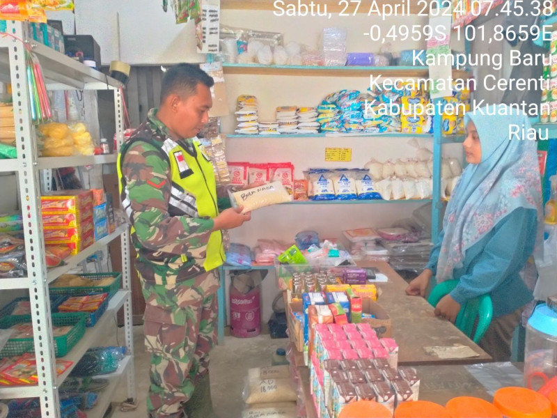 Babinsa Koramil 06/Cerenti Kodim 0302/Inhu Kopda Mohamad Soleh Pantau Perkembangan Harga Kebutuhan Pokok di Wilayah Teritorialnya 