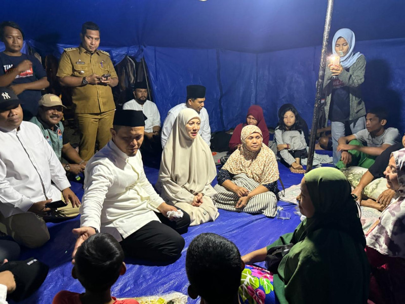 Usai Tarawih, Wako Pekanbaru Tinjau Pengungsi Banjir, Pastikan Bantuan Tercukupi