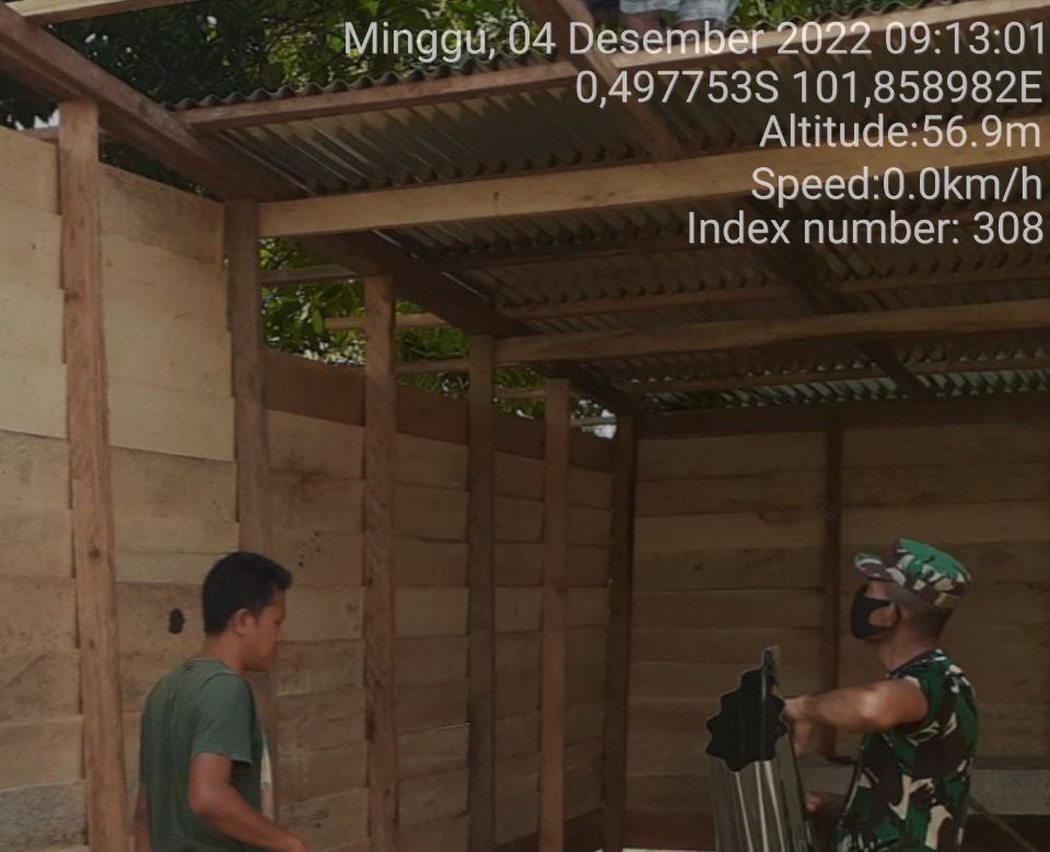 Babinsa Koramil 06/Cerenti Kodim 0302/Inhu Bantu Rehab Rumah Warga Desa Tanjung Medan Kecamatan Cerenti 