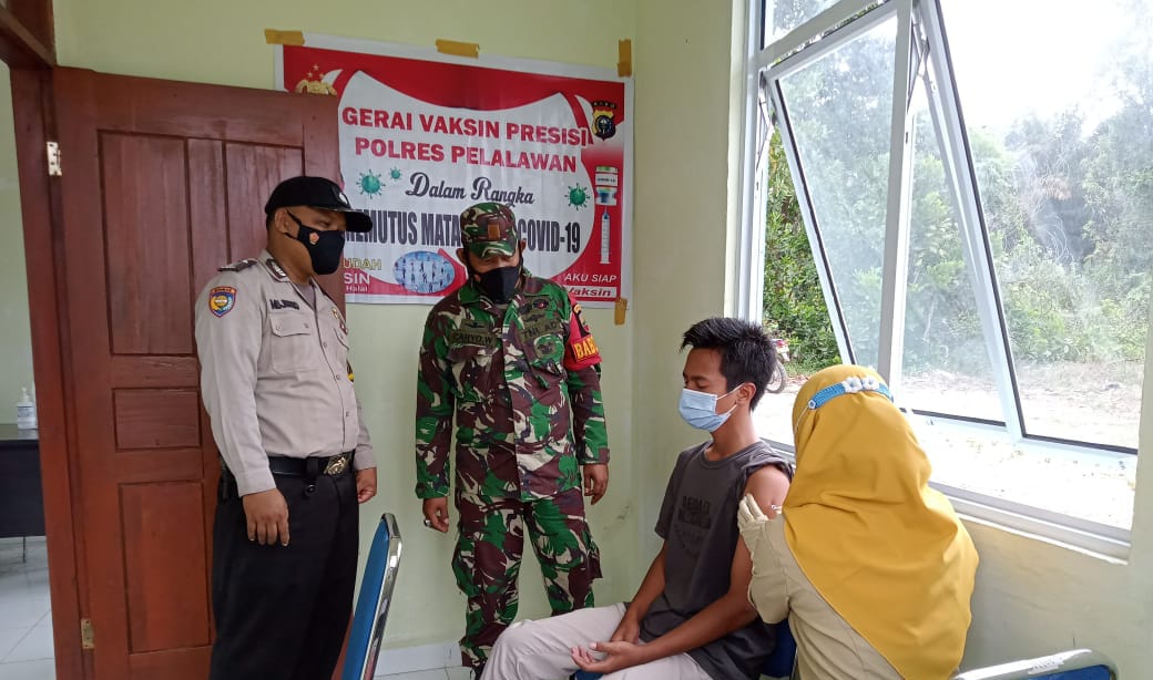 Kapolsek Kerumutan Kerahkan Personel Lakukan Pengamanan di Gerai Vaksinasi