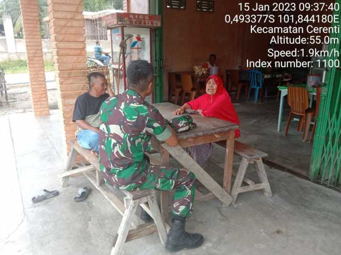 Serda SP Nasution Babinsa Koramil 06 /Cerenti Kodim 0302/ Inhu Komsos Dengan Warga Desa Tanjung Medan