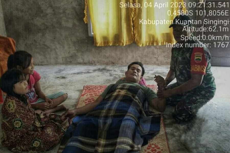 Kepedulian Babinsa Koramil 06/Cerenti Kodim 0302/Inhu Sertu Heriyus Saputera Membesuk Warga Yang Sakit