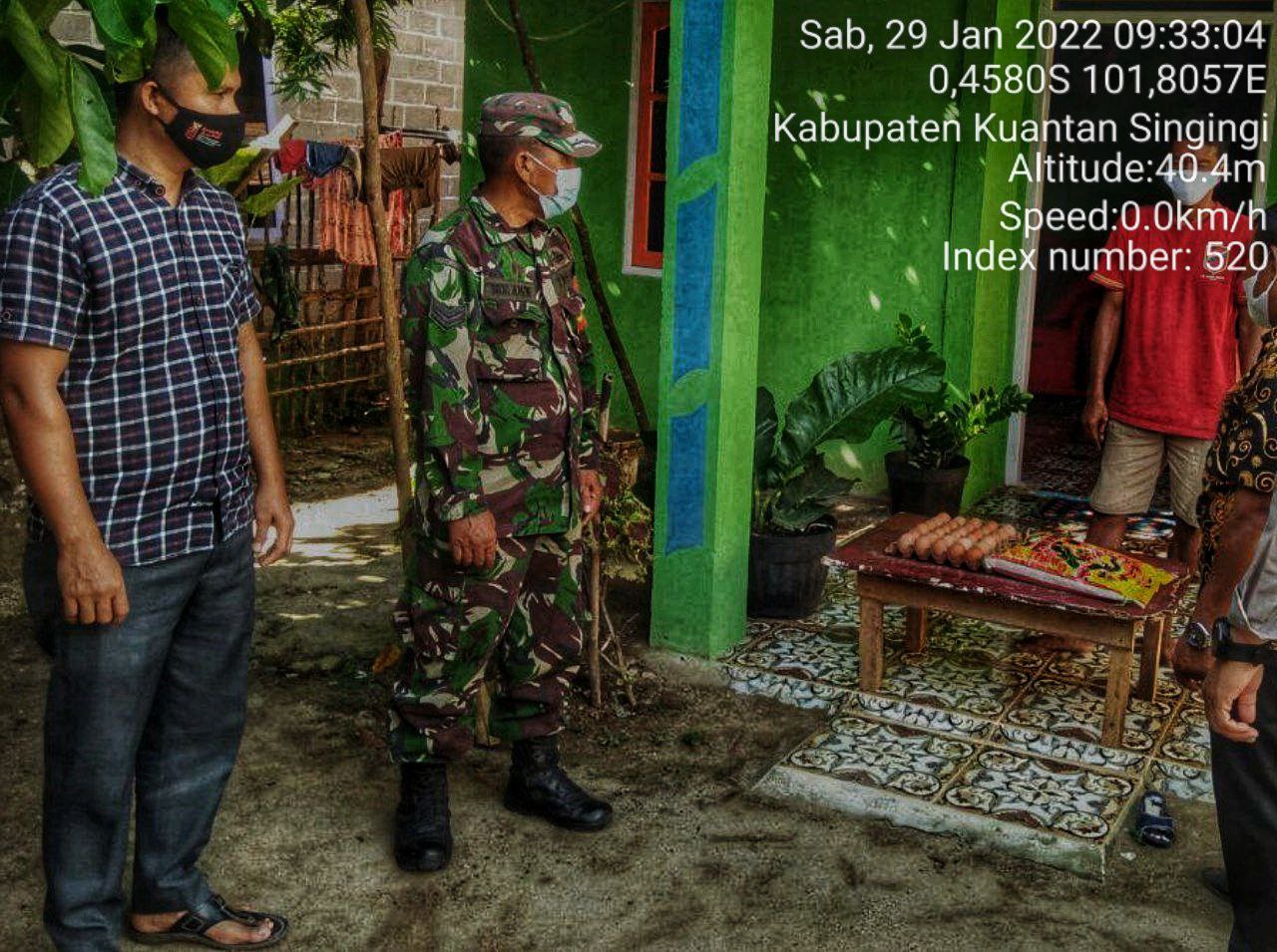 Babinsa Koramil 06/Cerenti Kodim 0302/Inhu Babinsa Memberi Bantuan Kepada  Masyarakat di Desa Tanjung Medan Kecamatan Cerenti