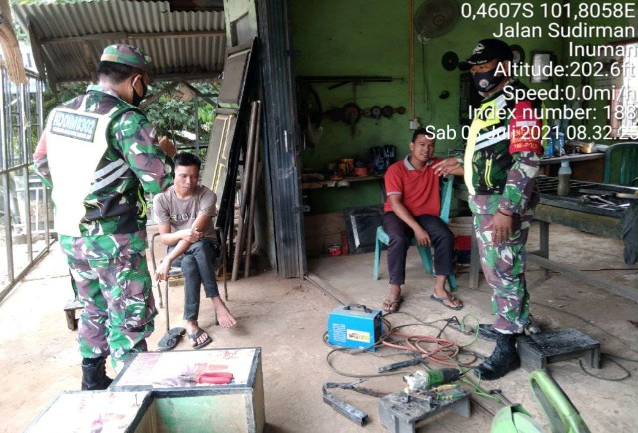 Tingkatkan Disiplin Prokes, Babinsa Koramil 06/Cerenti Kodim 0302/Inhu Laksanakan Edukasi Pencegahan Penyebaran Covid-19 Ke Masyarakat Desa Pasar Inuman