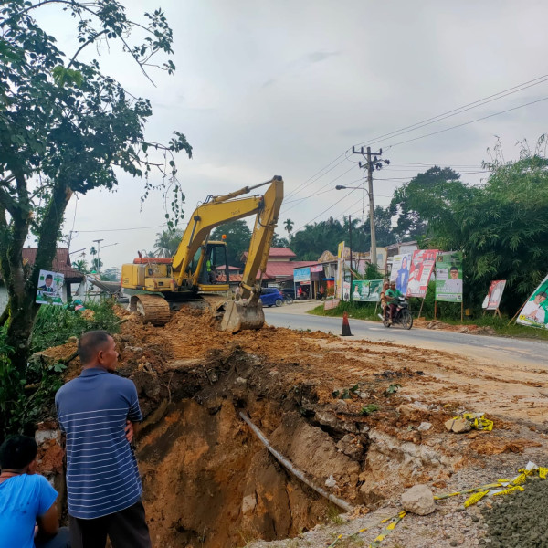 Datangkan Alat Berat,  Gerak Cepat Bupati Kuansing Atasi Jalan Nasional Yang Ambrol